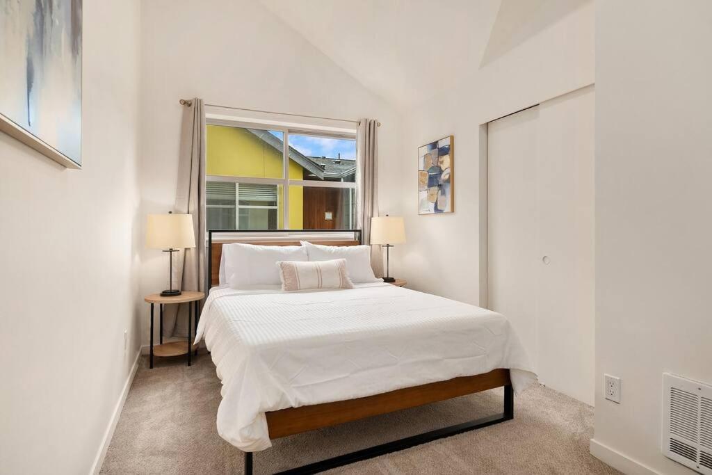 Stylish 3 Bedroom Capitol Hill With 96 Walk Score *