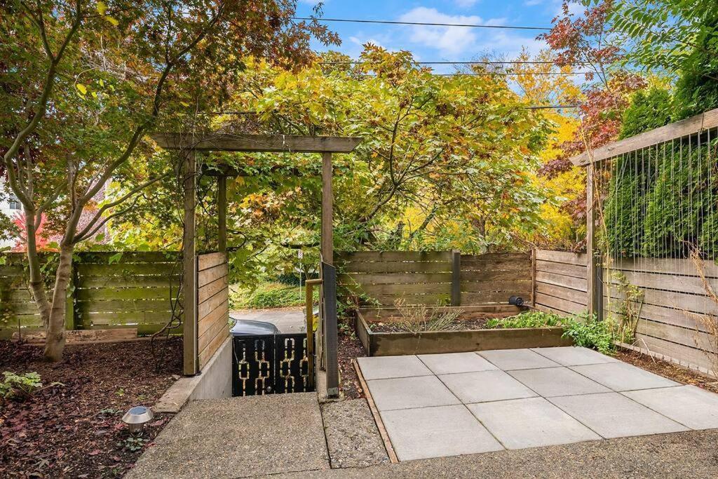 Stylish 3 Bedroom Capitol Hill With 96 Walk Score *